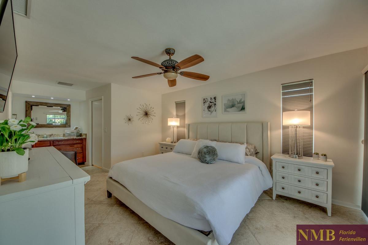 Ferienhaus-Cape-Coral-Cozy-Island_28-Master Bedroom